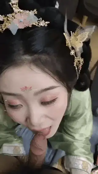 [11V/302MB]穿上汉服花上古装颇有大唐女子之风韵，男主很喜欢对镜